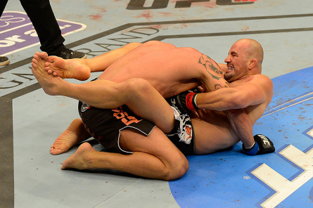 G. Teixeira (dir.) finaliza Te Huna no UFC 160. Foto: Josh Hedges/UFC