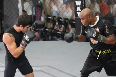 Erick (esq.) e Anderson (dir.) afiam boxe na Team Nogueira