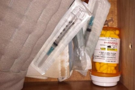 Seringas e frascos de remédios foram as 'provas' utilizadas por Jenna Jameson. Foto: Twitter/Reprodução