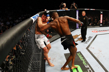 J. Jones (dir.) atinge C. Sonnen (esq.) na luta principal do UFC 159. Foto: Josh Hedges/UFC