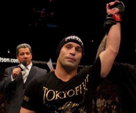 Aos 38 anos, M. Serra pendurou as luvas. Foto: Josh Hedges/UFC
