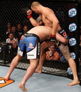T. Browne desfere uma série de cotoveladas em G. Napão no TUF 17 Finale. Foto: Josh Hedges/UFC