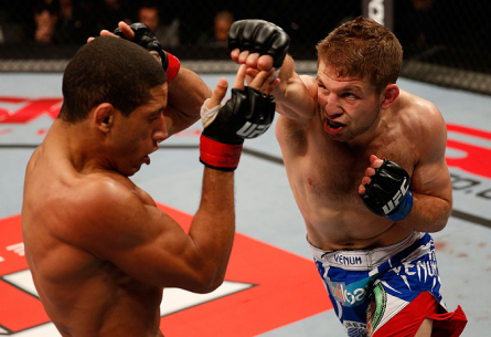 N. Lentz (dir.) ataca H. Dias no UFC no Combate 2. Foto: Josh Hedges/UFC