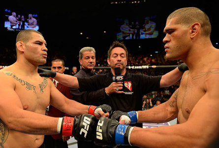 C. Velasquez (esq.) e A. Pezão (dir.) fizeram a luta principal do UFC 160. Foto: Josh Hedges/UFC