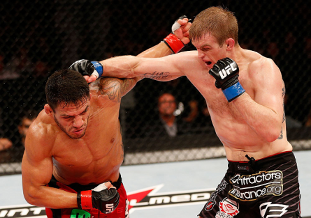 E. Dunham (dir.) golpeia R. Dos Anjos (esq.) no UFC no Combate 2. Foto: Josh Hedges/UFC