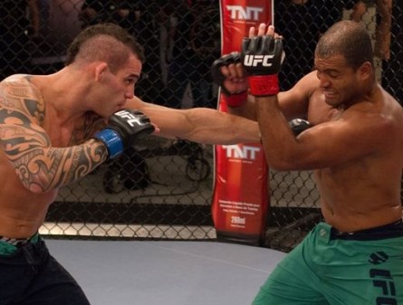 Santiago (esq.) derrotou Foguete (dir) e está nas semifinais do TUF Brasil. Foto: UFC