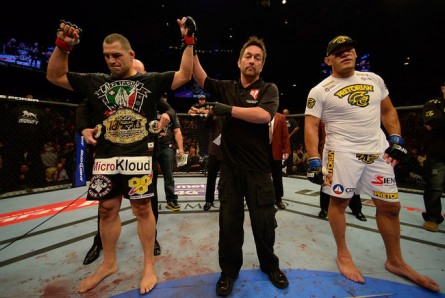 Velasquez (esq.) derrotou Pezão (dir.) e defendeu o cinturão dos pesados: Foto:UFC