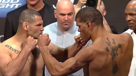 C. Velasquez (esq.) defende cinturão dos pesados contra A. Pezão (dir.) no UFC 160. Foto: Reprodução/Youtube
