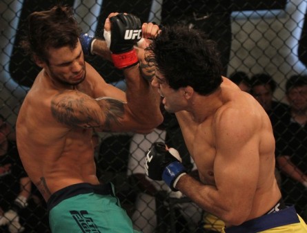 V. Andrade (dir.) acerta D. Viera (esq.) no TUF Brasil 2. Foto: Divulgação/UFC