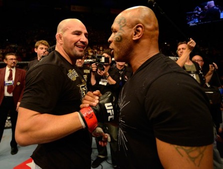 Glover recebeu os cumprimentos de Mike Tyson após vencer James Te Huna no UFC 160. Foto: Donald Miralle/Zuffa LLC