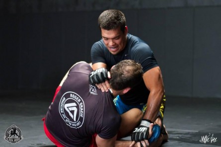 L.Machida (de frente) treina jiu-jitsu para encarar Phil Davis no Rio. Foto: Twitter/Reprodução