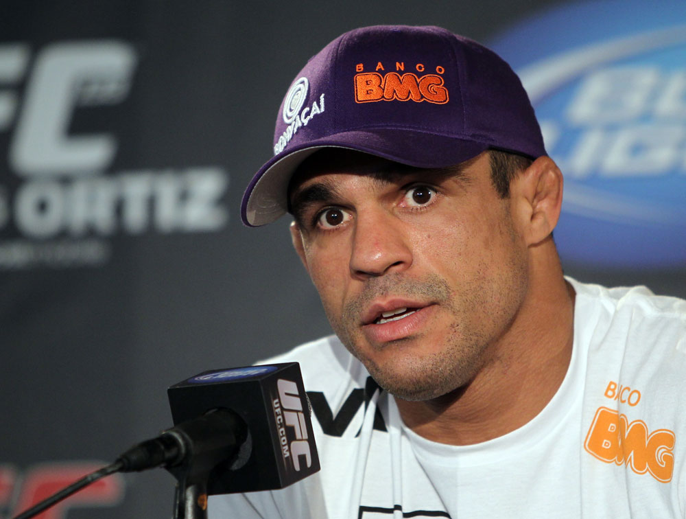 Belfort sobre nova chance pelo título: ‘Não dá para ir contra os resultados’ O comportamento de um candidato à desafiante de cinturão pode fazer a diferença para a conquista, ou não, do direito de disputar um título no UFC, e Chael Sonnen já...