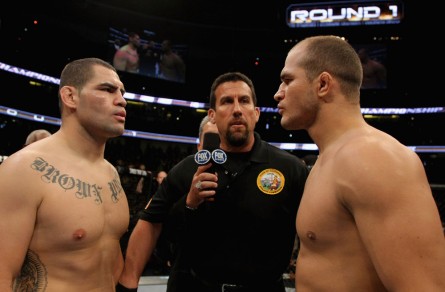 J.Cigano (dir.) e C. Velasquez (esq.) vão se enfrentar pela terceira vez pelo título dos pesados. Foto: Josh Hedges/UFC