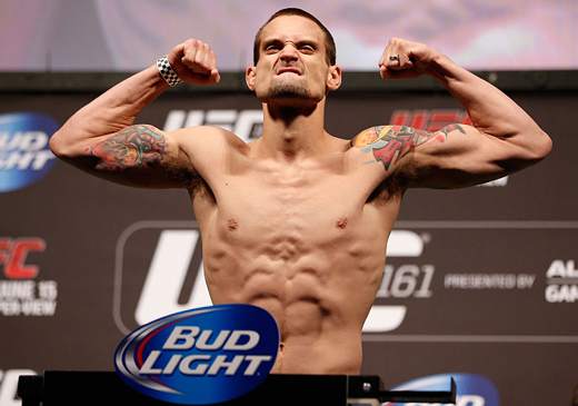 James Krause leva duas premiações de bônus no UFC 161 O norte-americano James Krause tem muitos motivos para comemorar na noite deste sábado (15). Em sua estreia no Ultimate, o peso leve finalizou o canadense Sam Stout no UFC 161, evento realizado...
