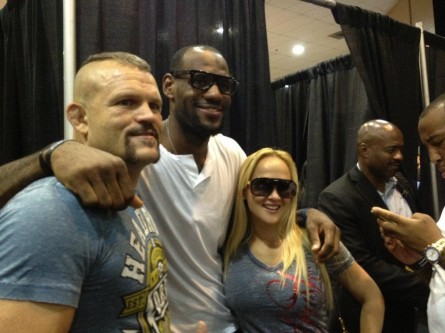 LeBron James (centro) já esteve em outros eventos do UFC anteriormente. Foto: Twitter/Reprodução