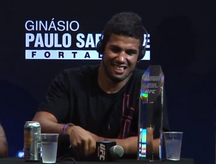 L Santos (foto) pode lutar no UFC entre os pesos leves. Foto: Reprodução/YouTube
