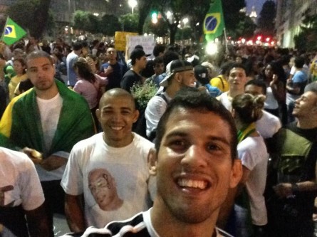 L.Santos (centro) e J.Aldo (esq.) protestam no Rio de Janeiro. Foto: Reprodução/Twitter