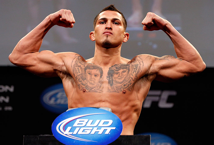 Fora da disputa com Aldo, Pettis pede chance contra Ben Henderson no UFC 164 Após se lesionar e ser cortado do duelo contra José Aldo no UFC Rio 4, Anthony Pettis, que desceria para a divisão dos penas para enfrentar o brasileiro, pediu uma...