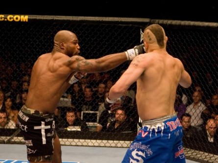 Q.Rampage (esq.) nocauteia C.Lidell (dir.) no UFC 71. Foto: Divulgação (UFC)