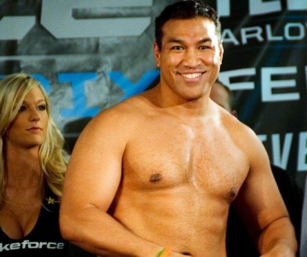 R. Sefo (foto) na pesagem de seu última luta de MMA, pelo Strikeforce, em 2011. Foto: Reprodução/Facebook