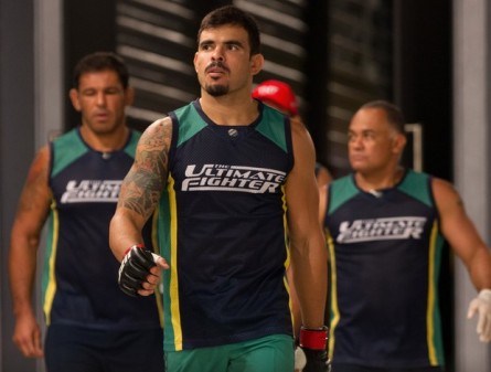 T. Jambo (centro) durante sua participação no TUF Brasil 2. Foto: Divulgação/UFC