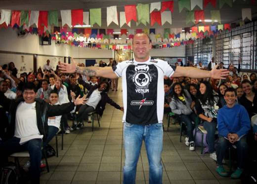 Wanderlei Silva leva ensinamentos da luta para alunos de escola pública Quem vê o consagrado Wanderlei Silva, eternizado por títulos do Pride, lutas históricas e uma grande academia em Las Vegas, não imagina as dificuldades de seu início de vida e...