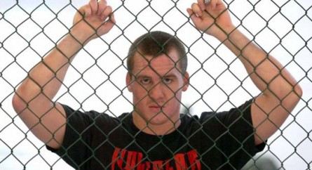 Paul Kelly behind a fence at the Wolfslair gym: he will have to get used to the situation. Photo: Liverpoolecho.co.uk
