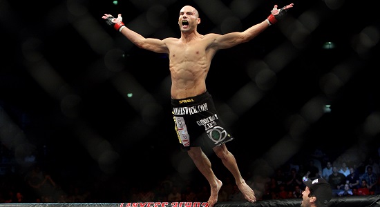 Mike Swick diz que vai voltar aos pesos médios no UFC O meio-médio americano Mike Swick esteve a uma vitória de disputar o cinturão da categoria, mas agora decidiu que não quer mais passar pelo trauma do corte rigoroso de peso...
