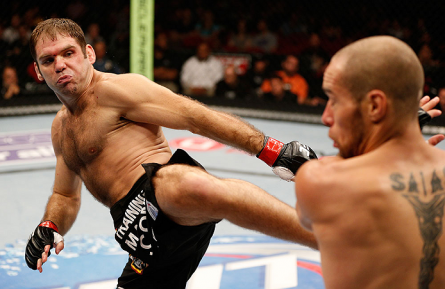 A. Riley (esq.) tenta aplicar um chute em J. Salas (dir.). Foto: Josh Hedges/UFC