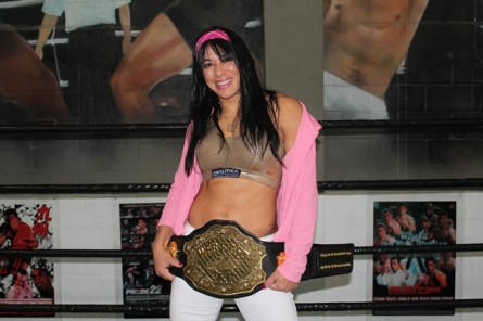 Ana Maria (foto) com o cinturão do Web Fight Combat