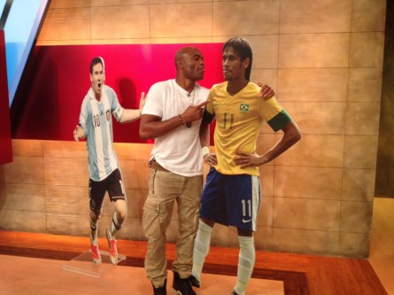 A. Silva ignora Messi e brinca com boneco de Neymar. Foto: Reprodução/Twitter