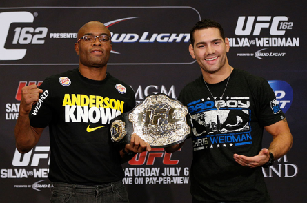 A. Silva (esq.) e C. Weidman (dir). se enfrentam na luta principal do UFC 168 Foto: Josh Hedges/UFC