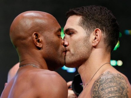 Anderson Silva beija Weidman 445x333 UFC 162: Anderson Silva coloca cinturão em jogo contra Chris Weidman neste sábado