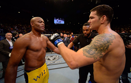 A. Silva (esq.) deverá ter a chance de vingar sua única derrota no UFC em fevereiro. Foto: Josh Hedges/UFC