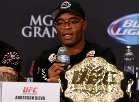 A. Silva (foto) revelou que ainda sonha em recuperar o cinturão dos médios. Foto: Josh Hedges/UFC