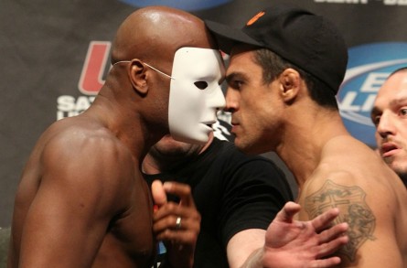A. Silva (esq.) e V.Belfort (dir.) se enfrentaram no UFC 126, com vitória do Spider. Vitor quer revanche. Foto: Josh Hedges/UFC