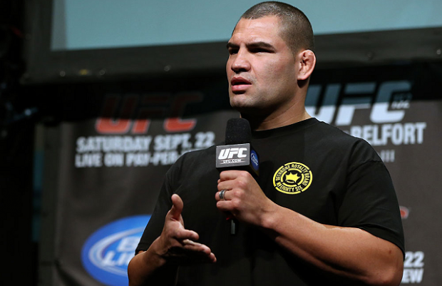 C. Velasquez (foto) machucou seu joelho. Foto: Josh Hedges/UFC