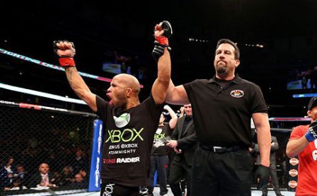D. Johnson (esq.) defendeu o cinturão dos moscas pela segunda vez. Foto: Josh Hedges/UFC