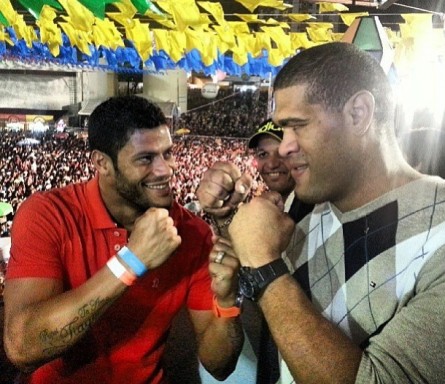 Hulk (esq.) e A.Pezão (dir.) em encarada nada tensa. Foto: Instagram/Reprodução