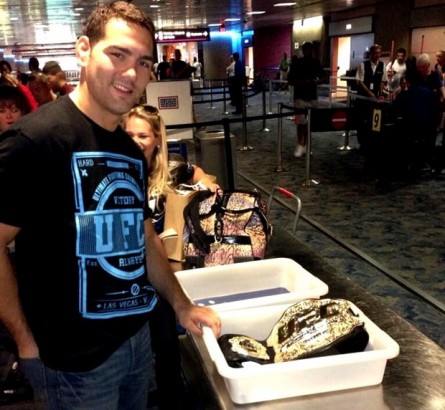 C. Weidman passa o cinturão do UFC pelo raio-x no aeroporto. Foto: Instagram/Reprodução