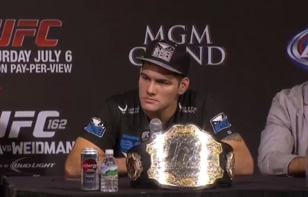 C. Weidman (photo) was welcomed at the press conference with a round of applause. Photo: YouTube/Reproduction