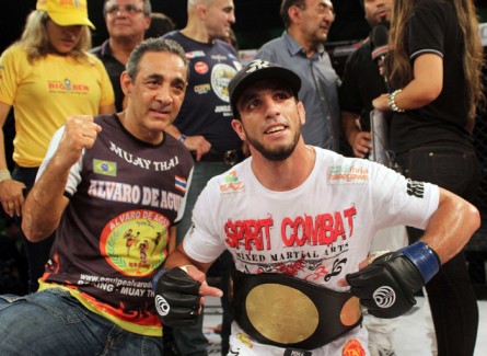 Elias Silvério posa com o cinturão do Jungle após a vitória sobre Junior Orgulho. Foto: Alexandre Modesto/Jungle Fight