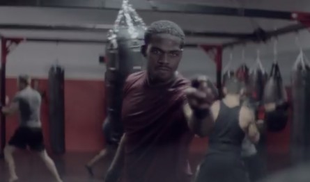 J. Jones (foto) em sua aparição no comercial da Nike. Foto: Reprodução/YouTube