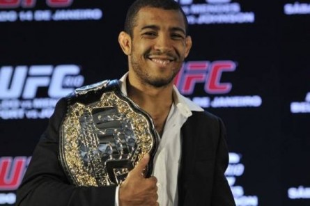 J. Aldo (foto) não quer ficar livre do "peso" do cinturão. Foto: Divulgação/UFC