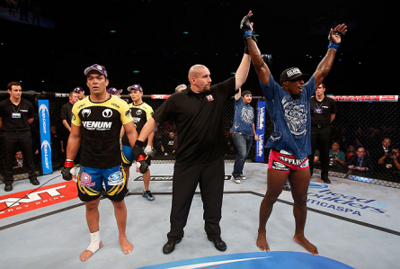 L.Machida (esq.) discordou de sua derrota para P.Davis (dir.). Foto: Josh Hedges/UFC