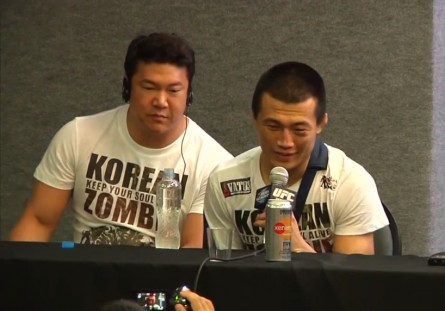 Brian Rhee (esq.) com o Zumbi Coreano na coletiva do UFC Rio 4. Foto: Reprodução/YouTube