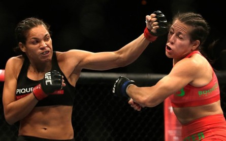 A alemã S. Gaff (dir.) foi a primeira lutadora a ser cortada do UFC. Foto: Agência Reuters
