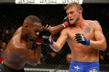 Jones (esq.) teve dificuldades para passar por Gustafsson (dir.) no UFC 165. Foto: Divulgação