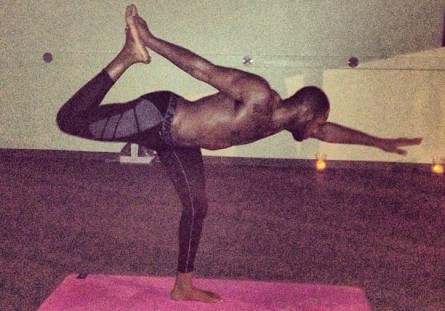 Jones brinca sobre seu conhecimento de ioga. Foto: Instagram/Reprodução