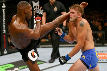 Jones (esq.) acerta um chute alto em Gustafsson (dir.). Foto: Josh Hedges/UFC